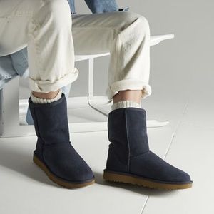 Women’s classic short ugg boot in navy